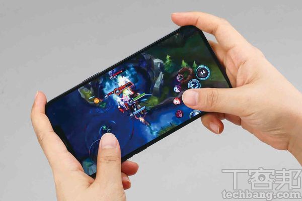 在iPhone 12全系列採用A14仿生晶片、5G網路、Retina XDR螢幕下，能為即將在台灣上的《英雄聯盟：激鬥峽谷》帶來流暢的遊戲體驗。