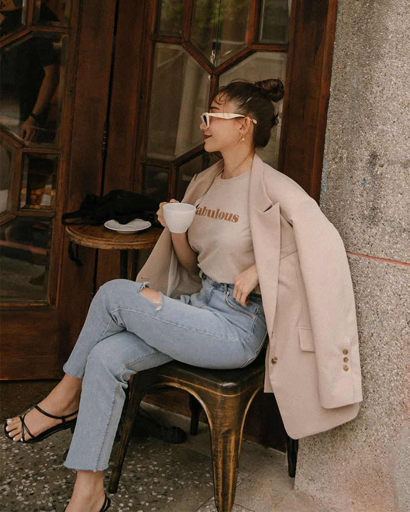 絨布印字設計/修身版型/舒適美國棉質商品長度/適中商品版型/適中商品厚薄/適中商品彈性/佳*深色布料因穿著時接觸人體溫度及洗滌後有脫色及染劑移染狀況，第一次下水脫色為正常現象。*字體印花設計，建議翻面