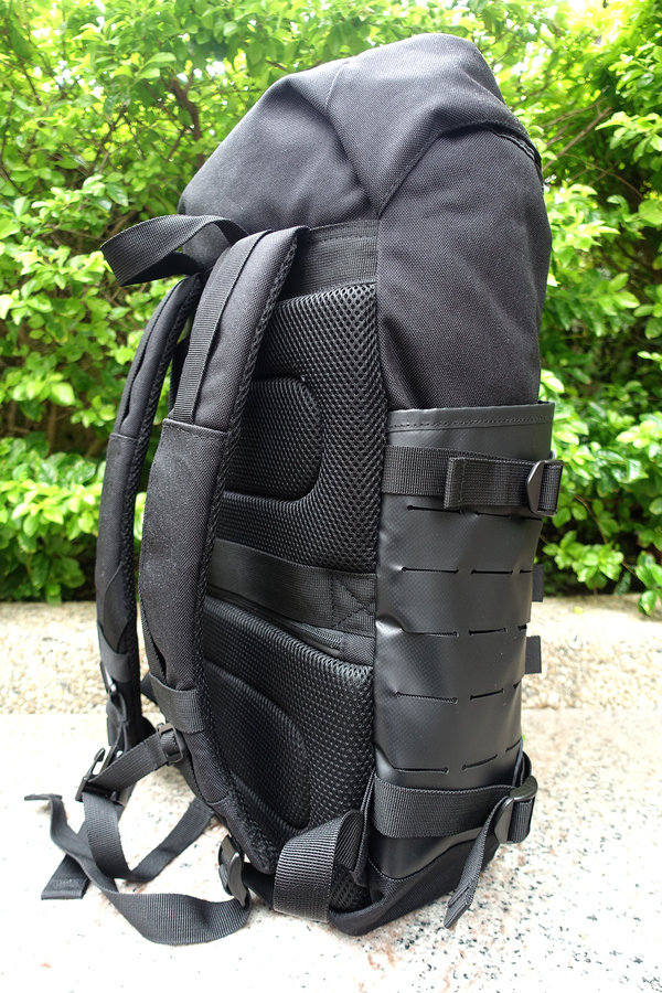 開箱-bagrun都會玩家瞬開翻蓋後背包，通勤後背包推薦，旅行輕便背包，一秒瞬開磁扣的輕量防水後背包，輕旅行多功能收納後背包