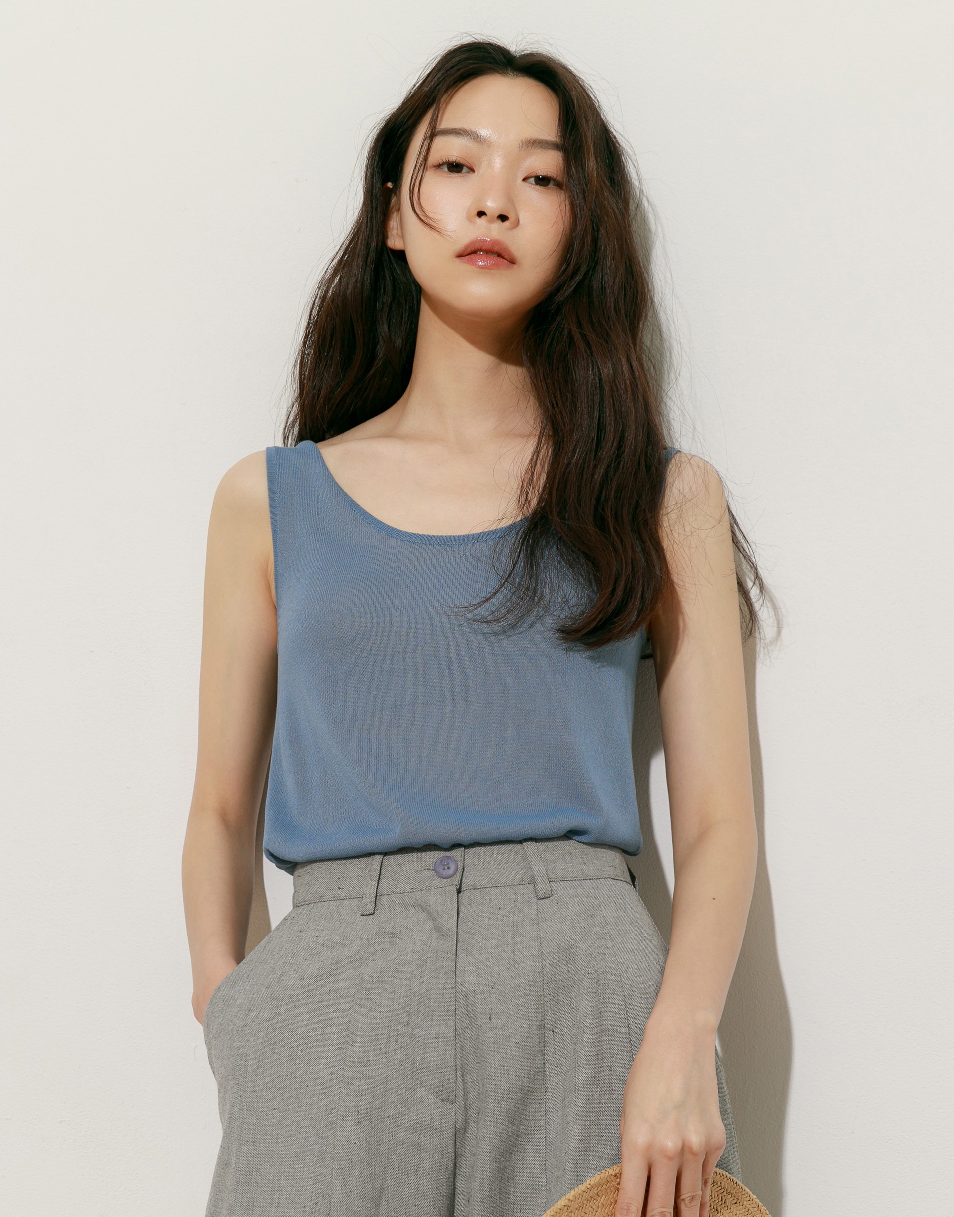 彈性：適中 微透感輕針織面料、U領設計、合身修飾版型