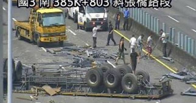 拖板車國3自撞翻覆　鋼條噴飛駕駛緊急送醫