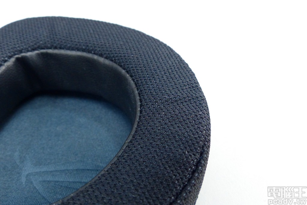 ROG Hybrid 耳罩以網布材質加強透氣性