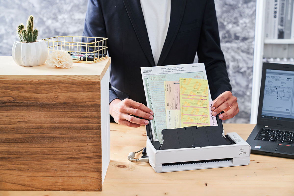 外型小巧，功能全面！Fujitsu fi-800R 高效率自動進紙掃描，手冊與證件等厚文件也難不倒它！
