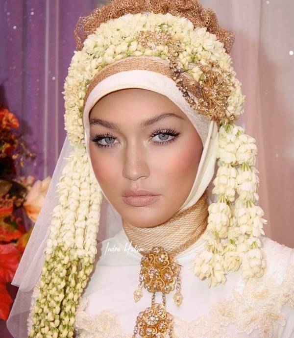 Artis Hollywood Diedit Baju Koko