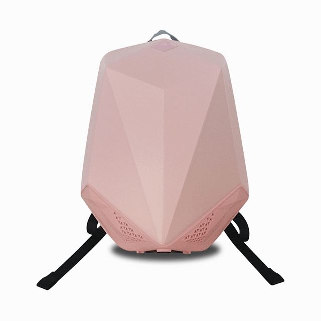 ◆ 簡約線條設計造型◆ 藍芽音響 CLASS G 4W+4W x喇叭放大器◆ 12小時 音樂續行播放◆ 防潑水 防盜設計◆ 內建13吋筆電夾層◆ 背袋附設 悠遊卡便利夾層◆ 14公升 大容量