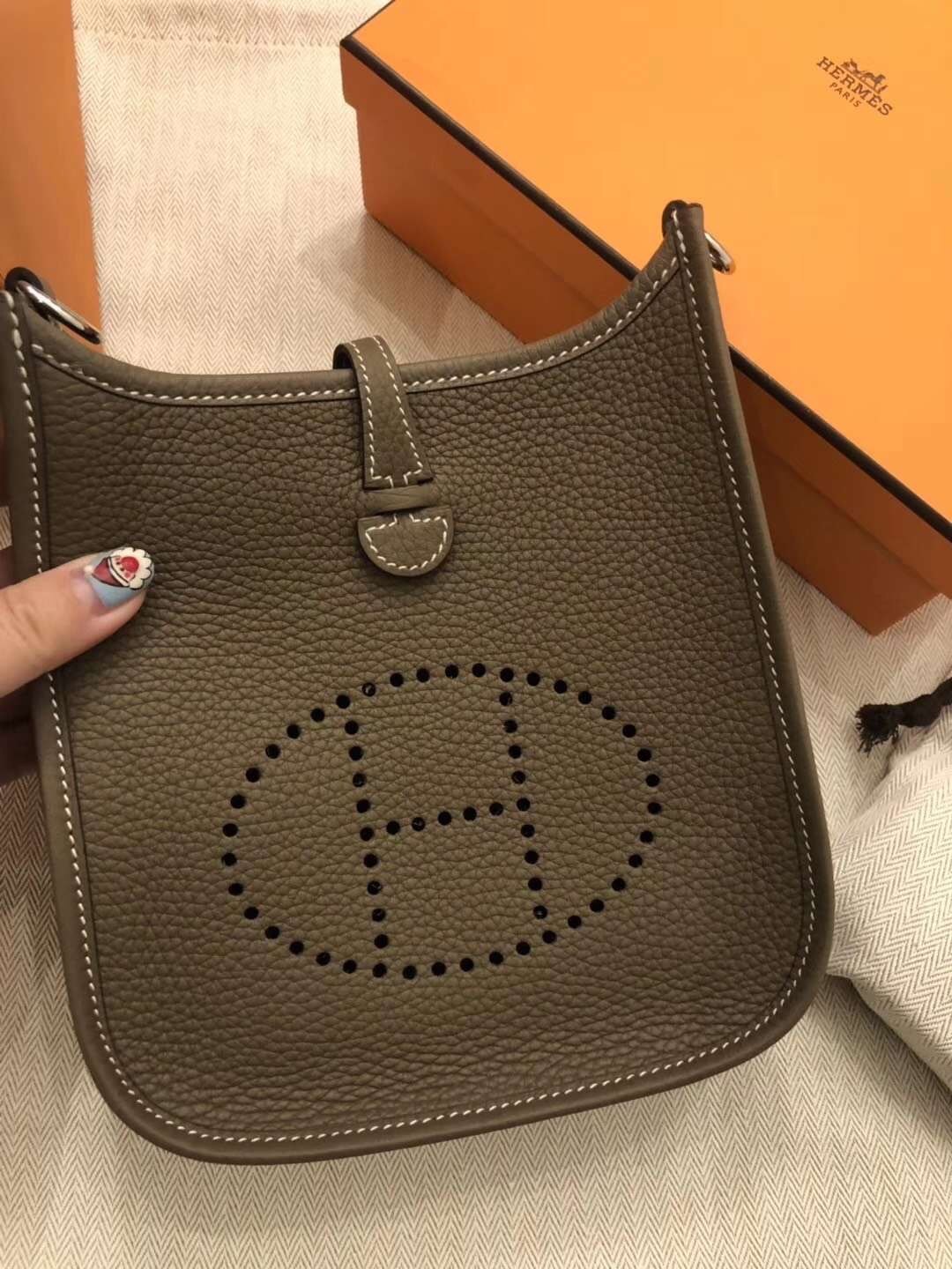 【Chiu189英歐代購】Hermes Mini Evelyne 愛馬仕 大象灰銀釦 etoupe 斜背包 肩背包
