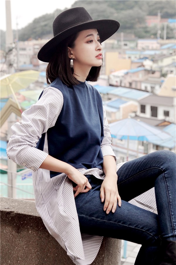 異材質拼接設計/圓弧下擺，側開岔，中間可開釦設計/長版設計/無內裡 *商品顏色因電腦螢幕設定差異會略有不同，請以實際商品為準