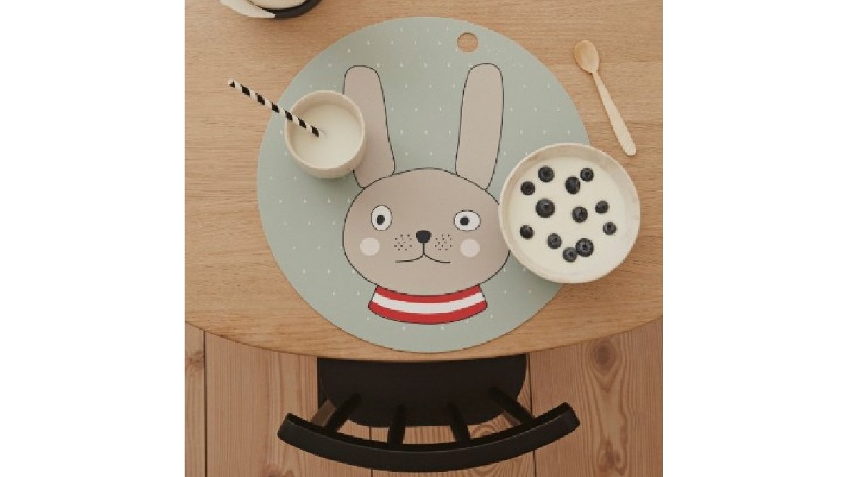 【特別注意】付款方式僅限信用卡與 ATM 轉帳，此商品為獨立倉庫出貨，配送時間約 5-7 工作天 ✓ 表面防滑 ✓ 材質易清洗 ✓ 彈性佳，不易變形 ✓ 耐熱達 200 °C OYOY 以不過時的色彩