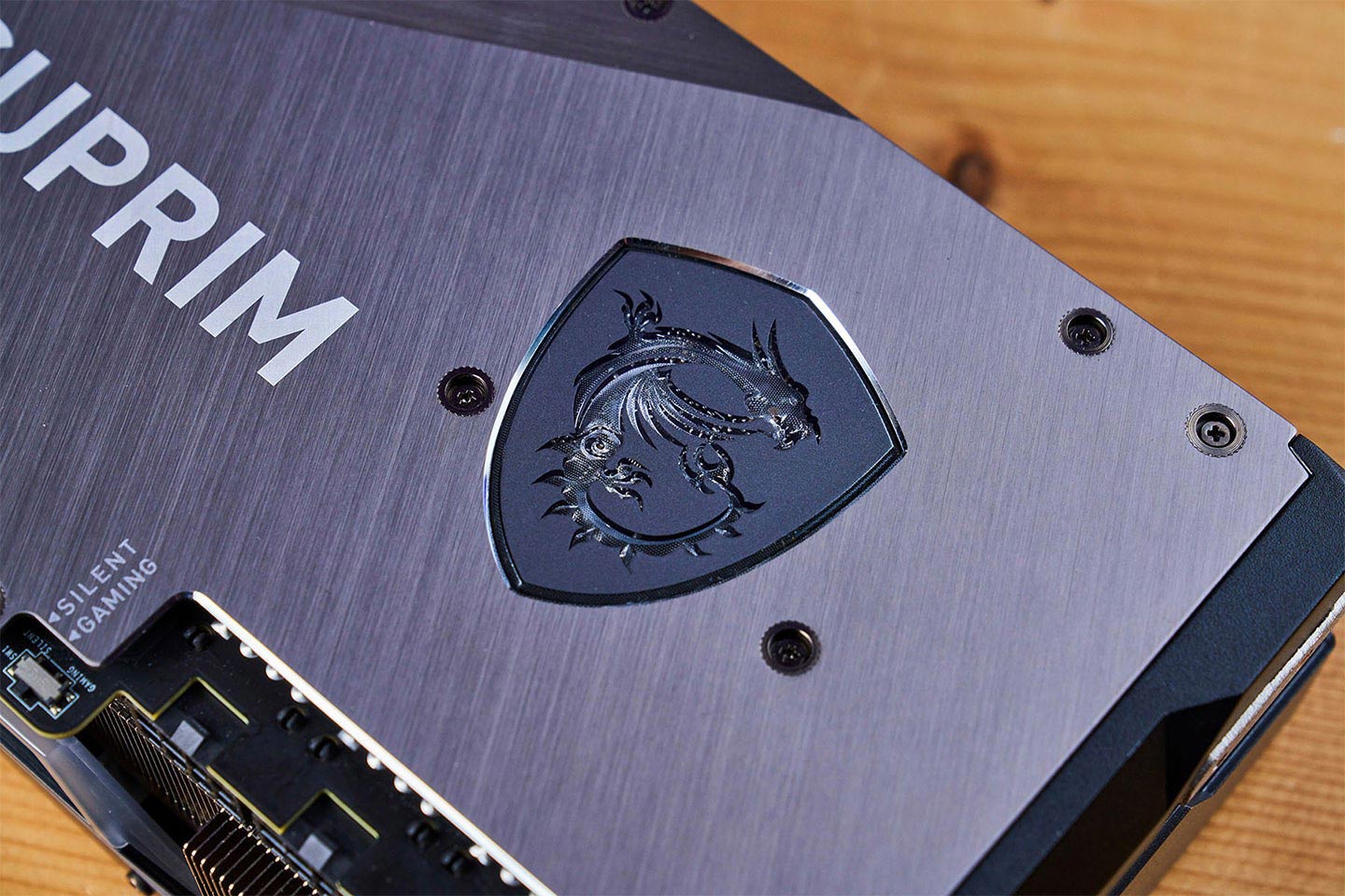 背面右側規劃了一枚蝕刻立體龍魂盾牌，婁空式設計搭配內部 RGB 燈效讓吸睛度大增。