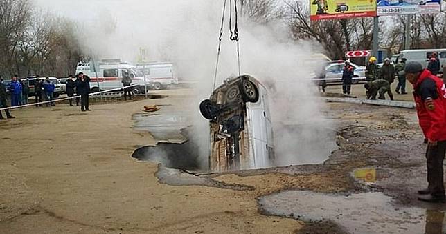 熱水管爆裂炸出巨坑　2男開車墜落被「75℃熱水」活活燙死