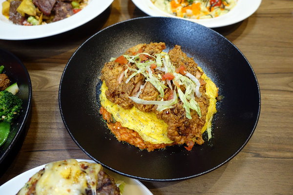 美式聚餐-the chips美式餐廳信義ATT店，ATT 4 FUN餐廳推薦，有台北101夜景、好喝啤酒和調酒適合上班族聚餐小酌的台北信義區美式餐廳