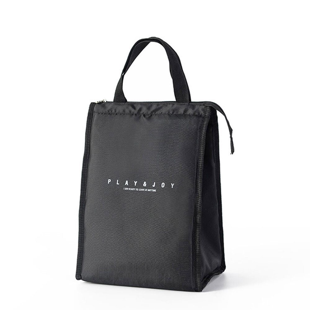 特點： ◎極輕巧、好提、好收納 ◎簡約有型，多功能，保溫保冰，亦可當成一般收納袋 ◎拉鍊設計，密合度更佳，內有網袋隔層，分類收納，長款/方款可挑 規格： ◎尺寸：長款約35x25x16cm，方款約21