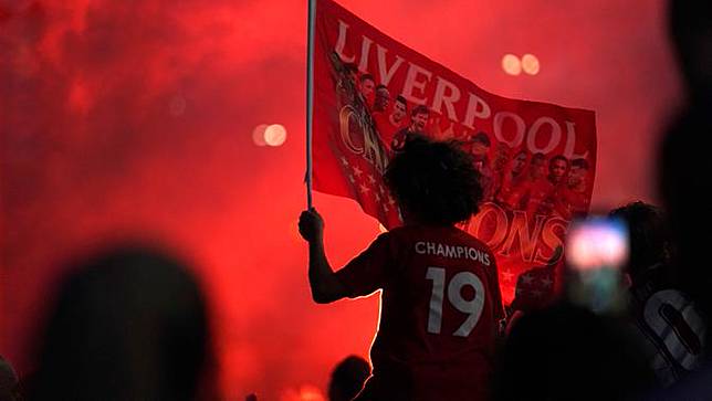 Liverpool Juara Liga Inggris, Fans Merahkan Langit Anfield