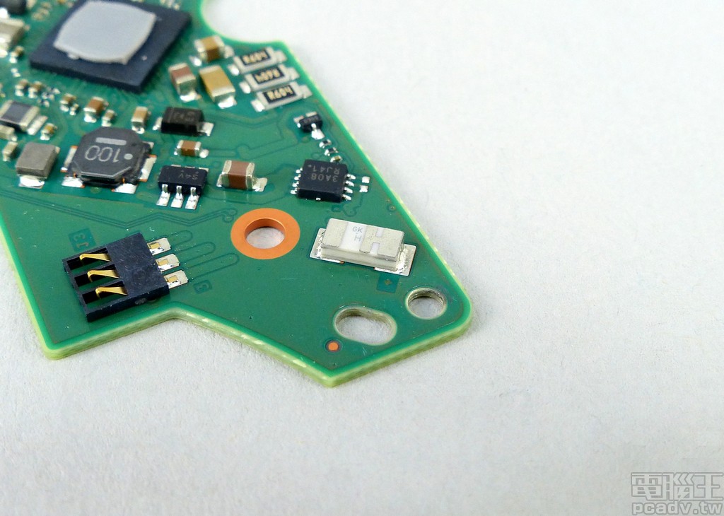 電路板一共安排 2 個震動感應器