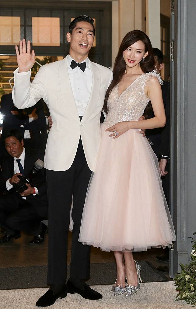 林志玲選穿台灣婚紗品牌蘇菲雅訂製的粉色羽毛禮服搭配Jimmy Choo灰姑娘玻璃鞋，出席婚禮晚宴。記者林伯東／攝影