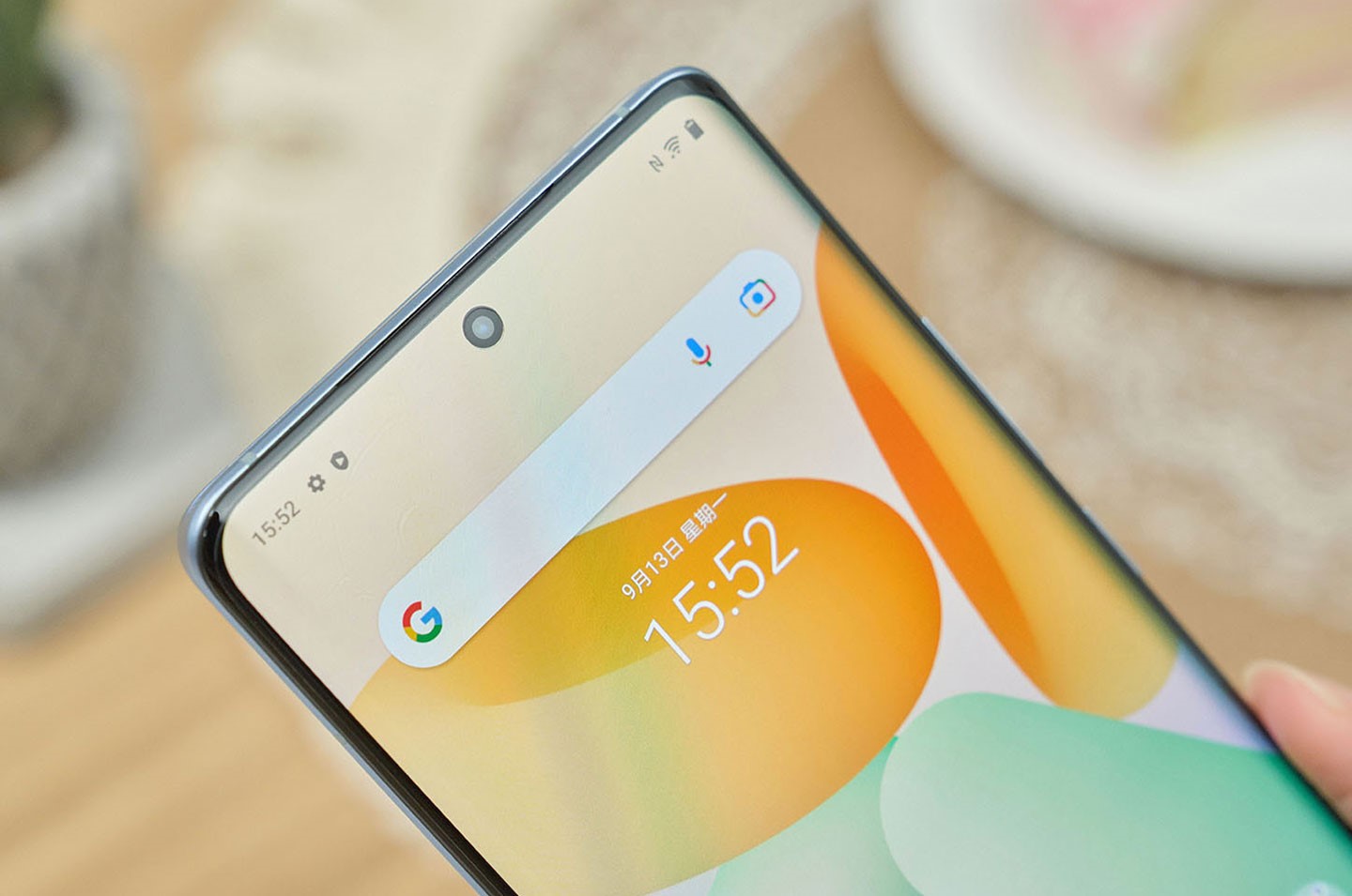 採挖孔式中置設計的前鏡頭，算是目前全螢幕手機中蠻常見的做法，而這顆鏡頭的畫素也高達 3200 萬素，實際自拍的畫質呈現相當優秀。