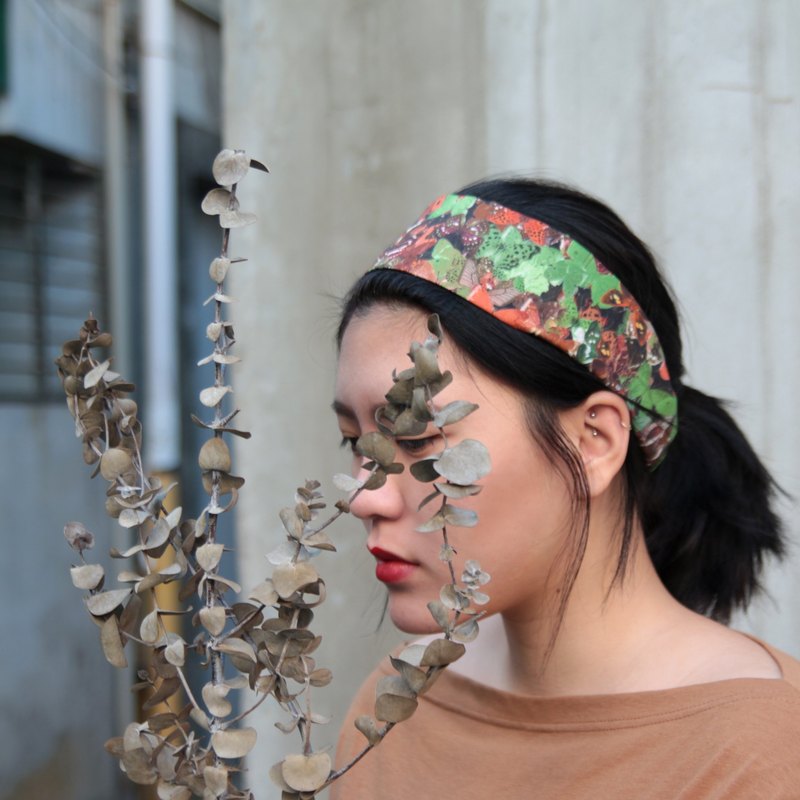 是為了讓好奇的人有話可說」 ——《蝴蝶Le Papillon》 ▼尺寸：我們的商品皆親自車縫，故髮帶有一到三公分內的合理誤差。若未備註即為默認髮帶尺寸（圓周長：約54～56／撐開最大尺寸：66公分）請