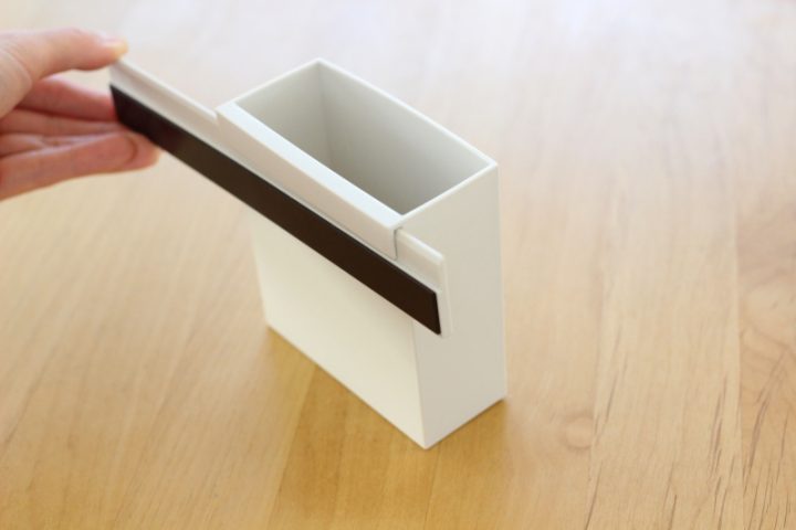 マグネットと組み合わせて浮かせる収納にも