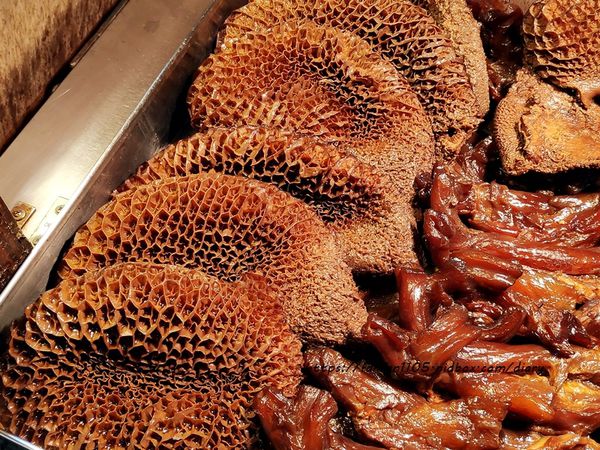 【饒河街美食】撒豆牛滷味 #秘製東坡汁 #牛腱 #牛肚 #牛筋 #限量滷大腸 #饒河創始店 #饒河街必吃 (2).jpg