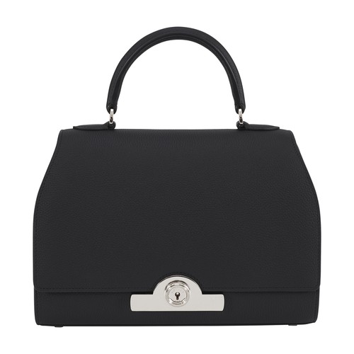Moynat gives pride of place to this Petite Réjane handbag, a creation crafted in calfskin. This new version, which sets an understated tone through subtle, yet refined curves, is enhanced by signature details such as its jewelled clasp. Undeniably feminine, this model, reminiscent of the Parisian brand's trunks of yesteryear, could be worn for a cocktail party.