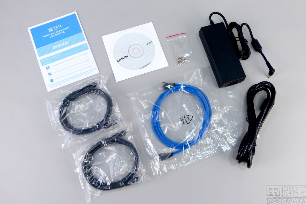 AS4004T 附屬零配件一覽，包含 1 個外接變壓器和 3 條網路線