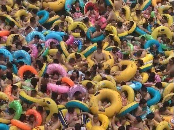 水上樂園的泳池內擠滿人潮，看起來就像是成堆的甜甜圈。（圖／微博）
