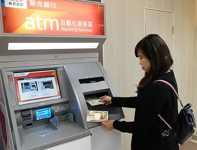 想換外幣到這兒也行！超商搶攻耶誕假期觀光商機  