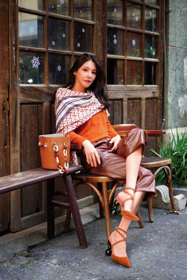 為整身穿搭畫龍點睛的配件，穆熙妍最推薦BURBERRY的絲巾，因為工作常待在冷氣房，絲巾除了是時尚配件，更有保暖的功能，所以她幾乎每年都添購一條。（圖／翻攝自穆熙妍臉書）