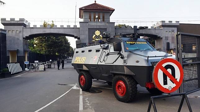 Anggota kepolisian menggelar penjagaan ketat di Mako Brimob, Kelapa Dua, Depok, Jawa Barat, Rabu (9/5). [Antara]