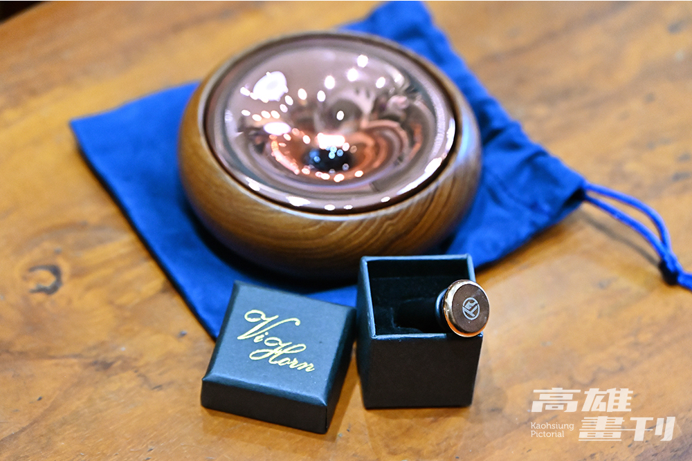 迷你號角是王宇寧創立品牌提丰的第一個產品，之後陸續推出原木號角（上）、小號角（下），美觀兼具實用功能，拿下多項設計發明獎項，把臺灣設計帶向國際舞臺。(攝影/Carter)