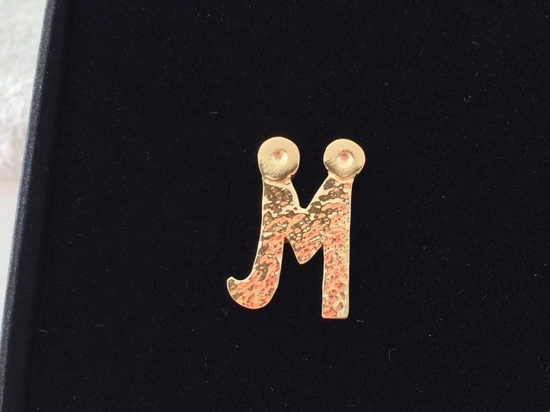 那是一些表情符號的草書。 銷尺寸的照片：1.0×1.5厘米 ☆寶石表扣也可☆ （因為價格取決於珠寶的類型和大小各不相同，請與我們聯繫。） 流的順序： 首字母，字體的希望，請你告訴石等請。 表情，並結合