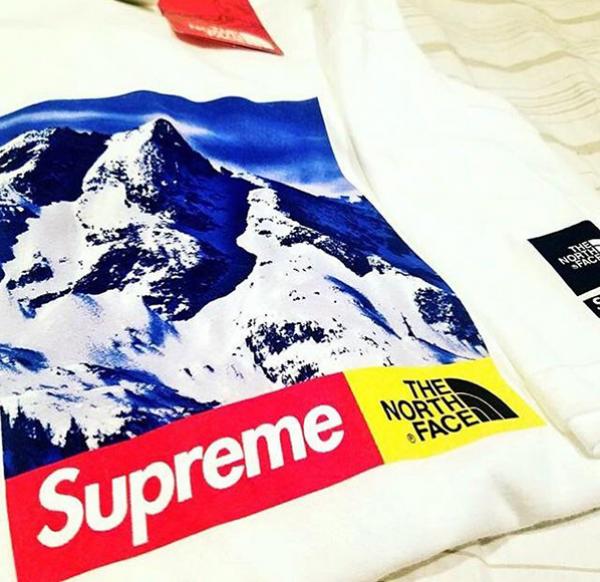 Supreme x The North Face 最新聯名「雪山圖」短T 搶先曝光！ | LINE購物