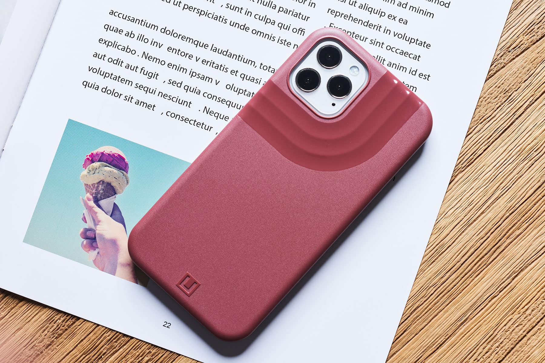 實色系列的環型凹紋有著極高的辨識度，往下一點可以看到「U」的專屬 Logo。