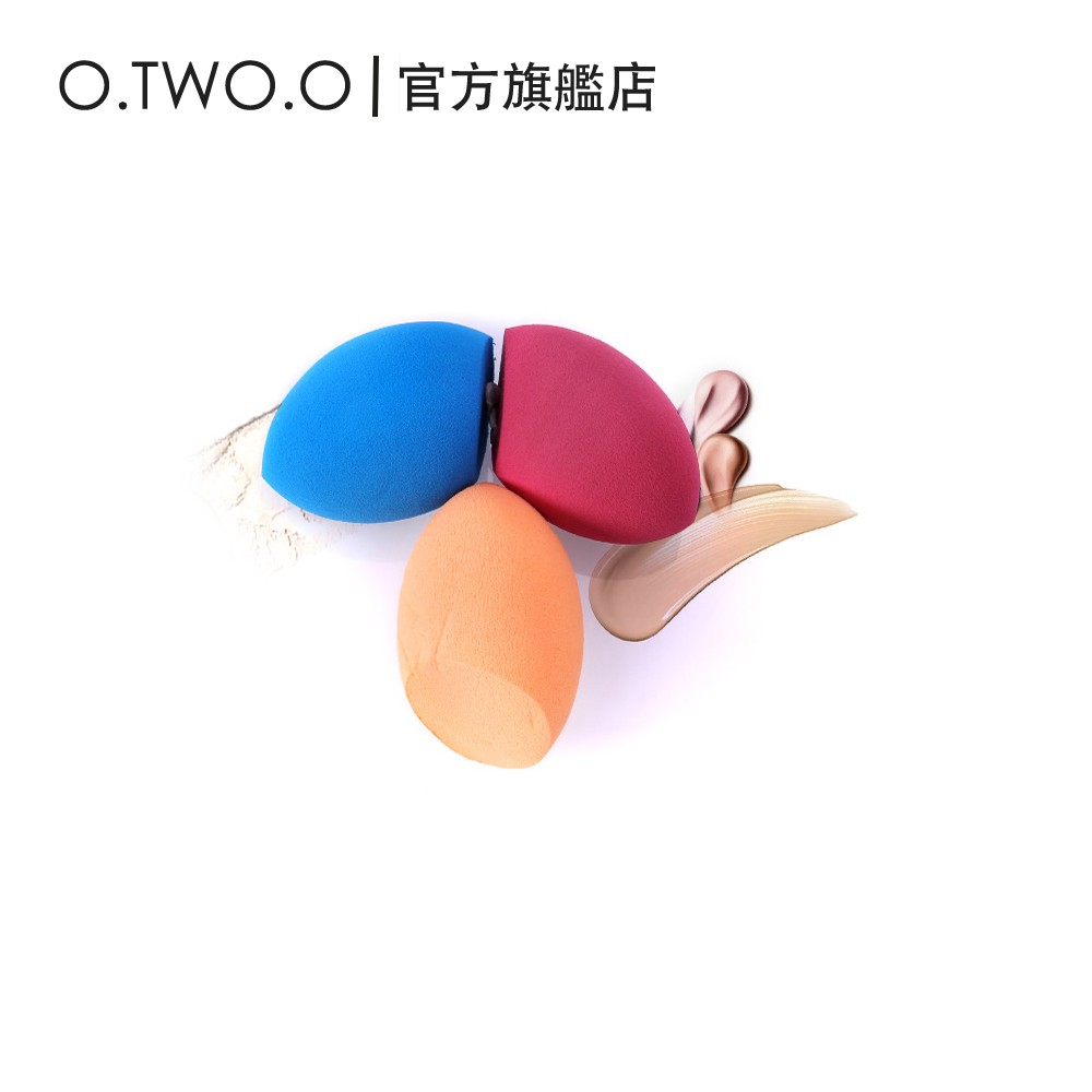 先讓整個美妝蛋充分浸濕，一定要充分浸濕，具體來說，一邊用水沖，一邊捏美妝蛋，直至覺得整個美妝蛋非常鬆軟而不是中間還有一塊硬硬的那種。這個過程要捏6到8下左右，然後握在手心捏幹，捏一到二次就行，不滴水，