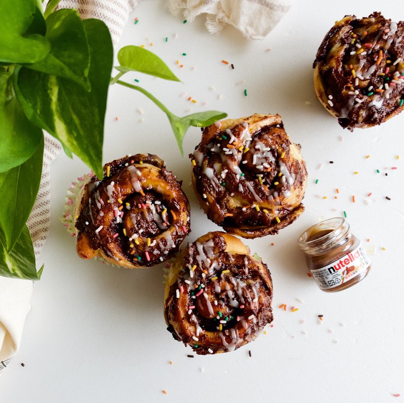 **訂購前請先洽詢檔期** 新鮮香蕉切片，加上香甜濃郁卻不膩口的椹果巧克力醬一起烘烤，無論早午餐、下午茶時光，都是您最佳的幸福選擇。 微波加熱30秒，似磅似麵包雙重口感，濃濃香蕉氣息撲鼻而來~一口接一