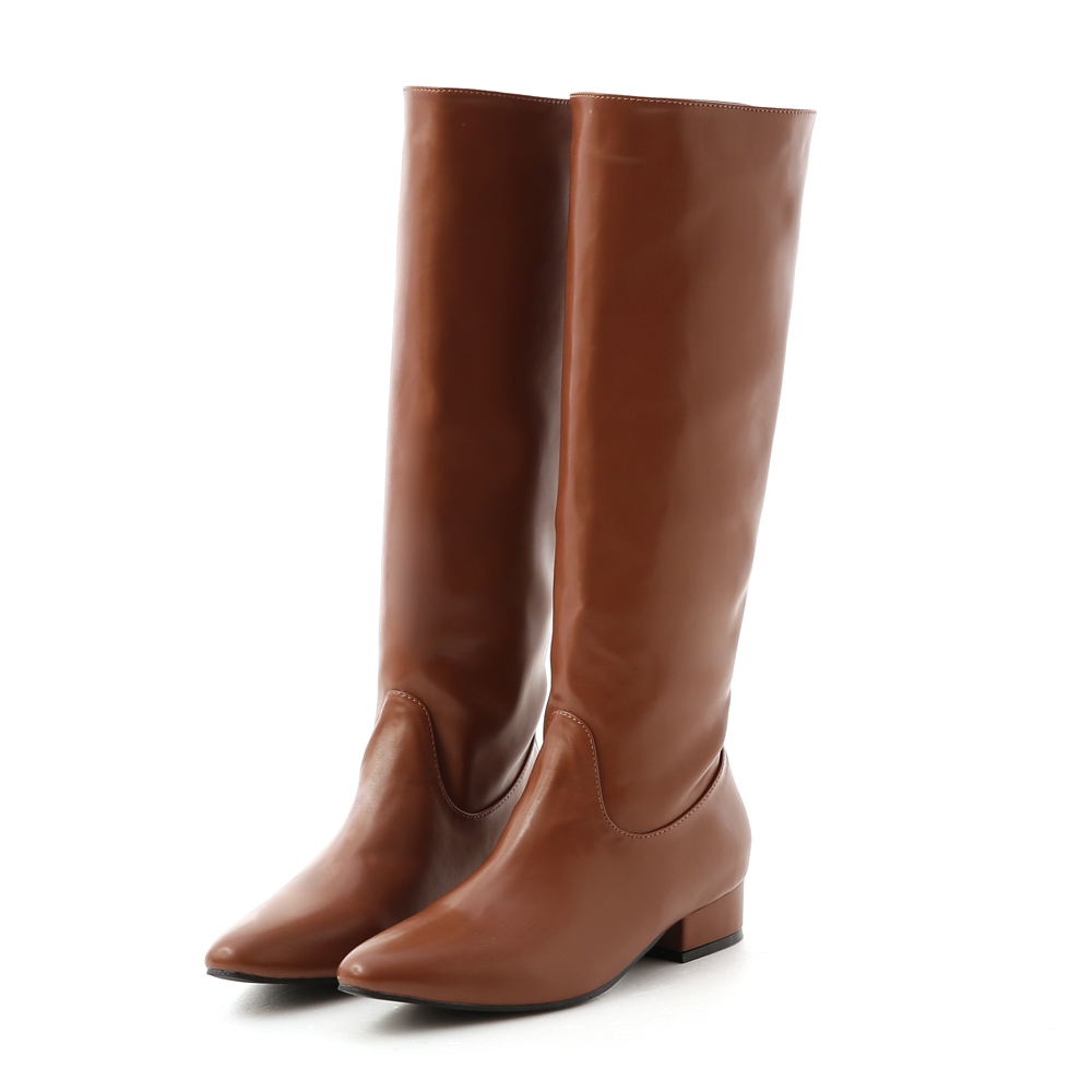 膝下靴潮流再度席捲整個秋冬! 靴面選用軟而挺的舒適皮革 簡單的素面造型具有高度的實搭性 膝下的靴筒長度巧妙修飾整個小腿線條 3.5cm跟高穿起來格外穩定好走 選用防滑橡膠鞋底，加強與地面的磨擦力 秋冬