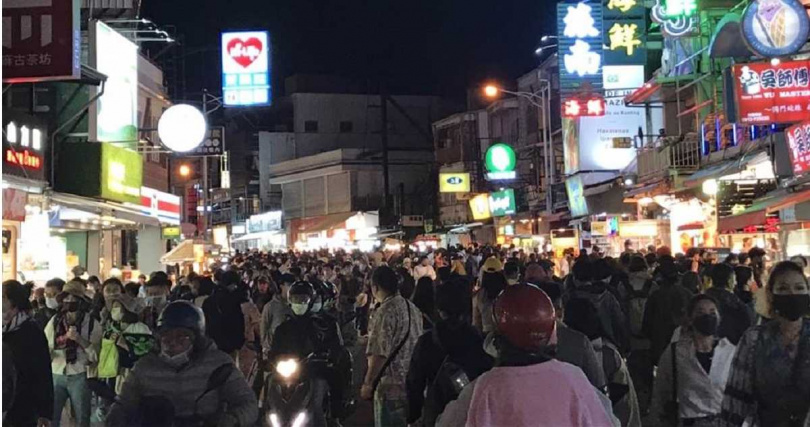 據警方統計，鄰近「台灣祭」的墾丁大街1日約有4000人次，2日則破萬人次。（圖／謝佳潾攝）