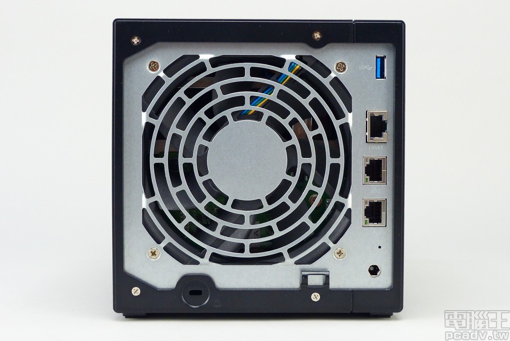 Asustor AS4004T 具備 3 個 RJ45 網路埠，其中 1 個還支援 2.5/5/10Gbps 連線速率