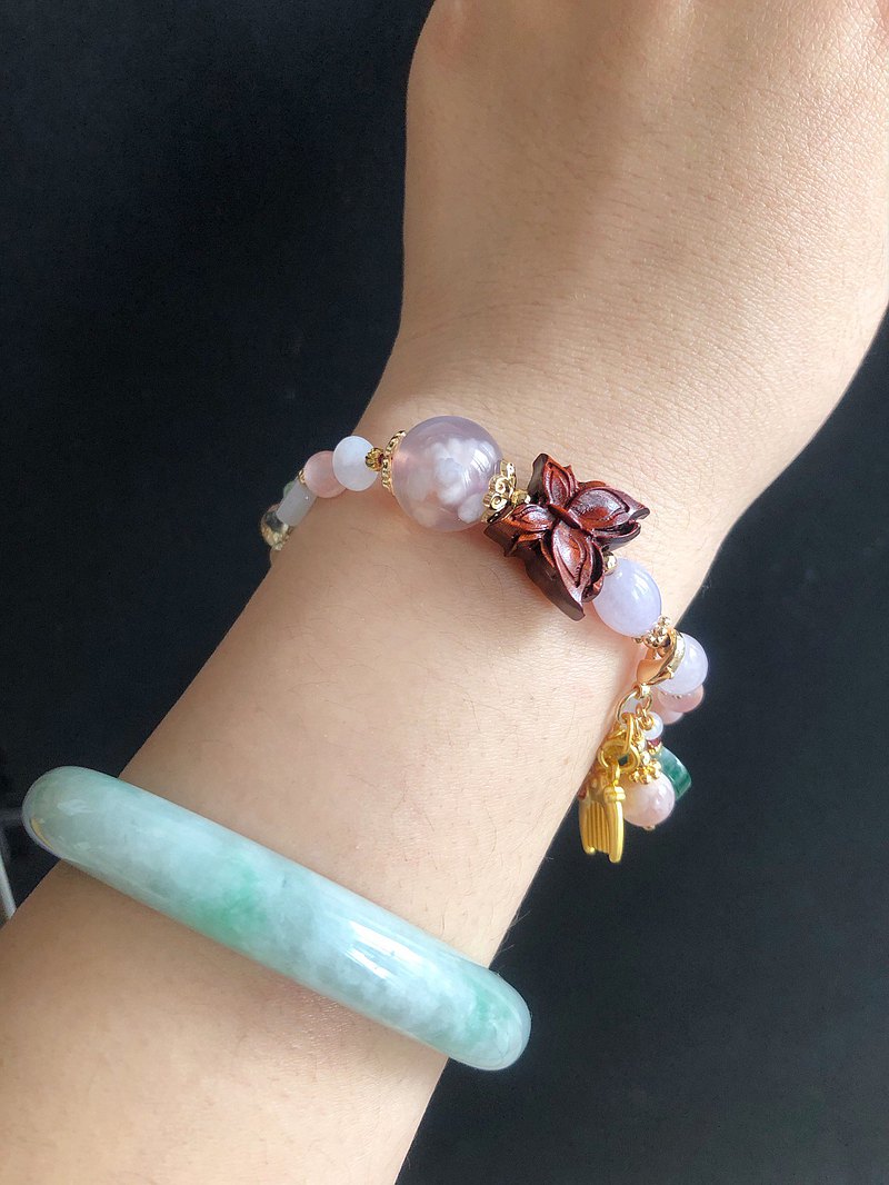 歡迎來到【樂藏|⁠輕珠寶|⁠】 闆娘確信戴的水晶及翡翠代表了自己的嚮往、質感， 讓喜歡的東西放在身上成為一股無形的力量，戰勝各種難關， 想把這份心情分享給每一位需要能量的人，帶來幸福。