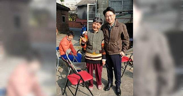 下鄉探弱勢　名醫「錢全拿出來」見窘狀噴淚