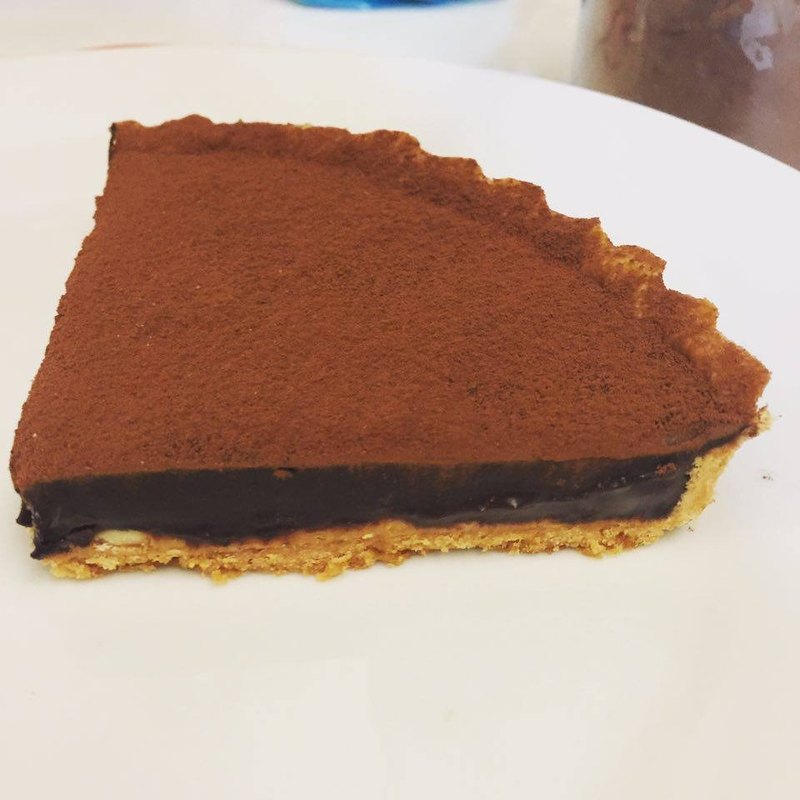 **酥脆的塔皮裡藏了花生醬，在上面有著厚厚的巧克力，在苦苦甜甜和點點鹹味裡達到平衡！**
