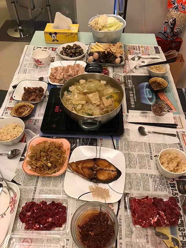 鋪報紙吃飯 有問題嗎 網路熱議名醫 重點應該是食物的美味 新頭殼 Line Today
