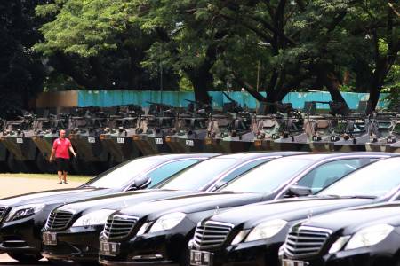 Sebanyak 300 mobil mewah jenis Mercedes Benz tipe E, Mercedez Benz tipe S dan Alphard model terbaru serta panser Anoa disiapkan untuk melayani dan mengamankan para tamu delegasi Kerajaan Arab Saudi pada 1-3 Maret mendatang. Foto oleh Rivan Awal Lingga/ANTARA