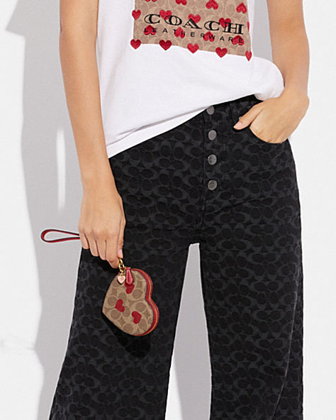 COACH 經典 Signature 帆布愛心印花愛心手腕包