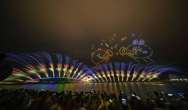 今年澎湖國際海上花火節以「2021澎湖國際海上花火節－LINE十周年精彩綻放」為主題，LINE FRIENDS躍上澎湖夜空。（圖片提供/澎湖縣政府）