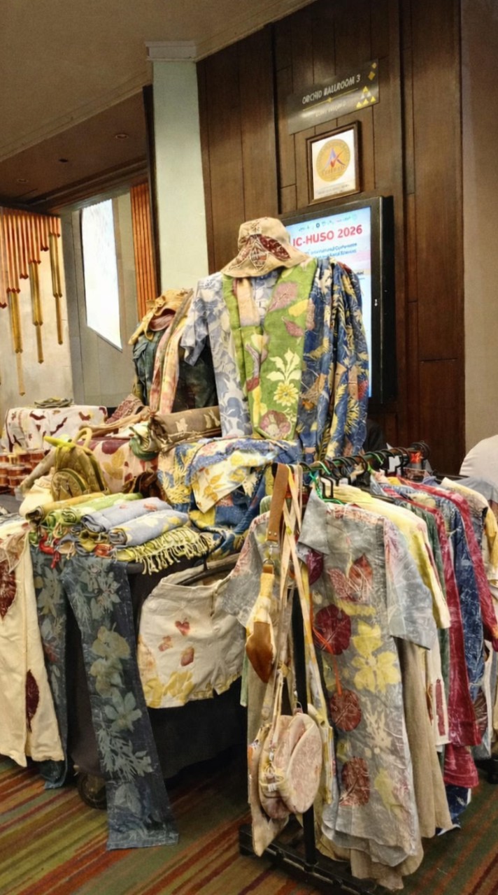 ใบไม้เริงระบำ​ Ecoprint​ by​ toi