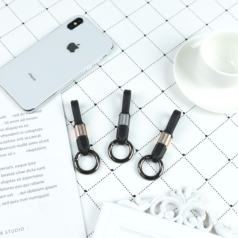 ■ 支援QC3.0最高3A快充 ■ 鑰匙圈扣環收納設計 ■ 合金電鍍扣環好質感 ■ 雙邊接頭鋁金屬外殼 ■ 超耐折軟Q 線身設計 ■ 行動電源的最好朋友