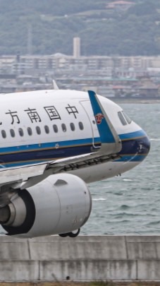 飛行機のゲームやっている人集まって〜