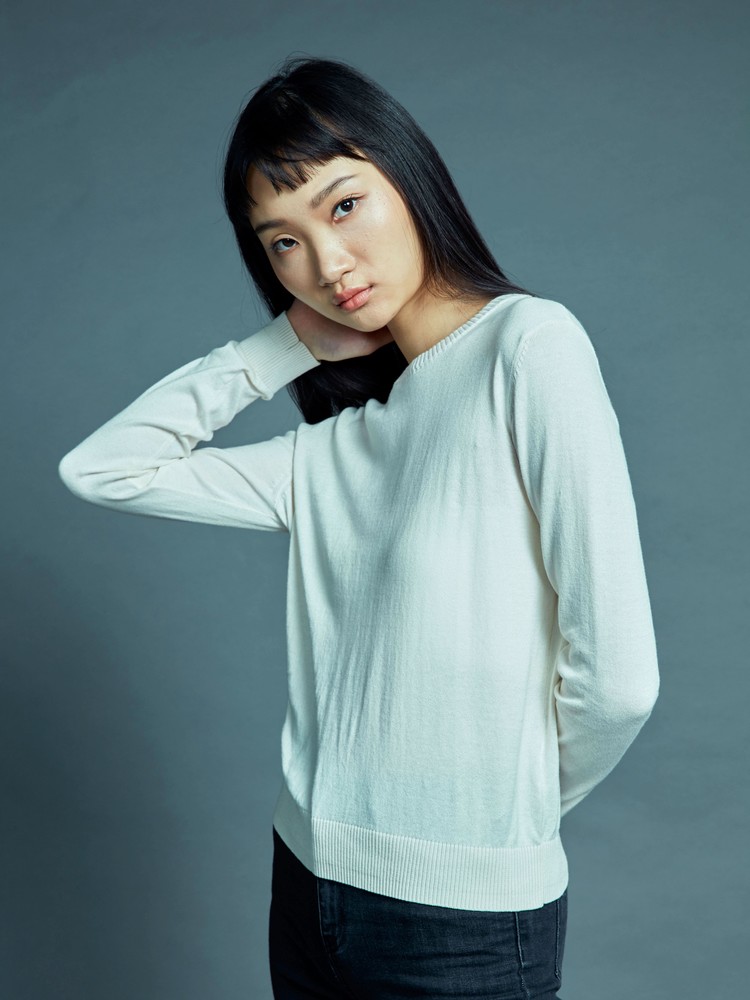 質感針織上衣是女生冬季必備保暖單品，怎麼挑才好看？百分百精梳棉，加強手感柔軟接觸肌膚不刺癢，經雙股捻紗抗起球處理，毛線全程台灣織成，不含任何動物纖維，使用細針織法更加穩固；針織毛衣是女孩秋冬衣櫃必備，