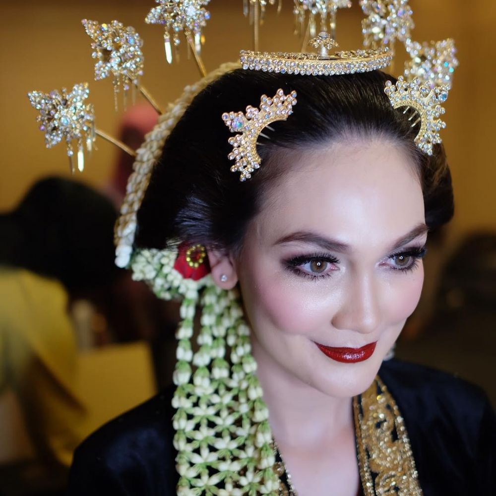 8 Penampilan Luna Maya Pakai Gaun Pengantin Cantiknya Bikin Pangling